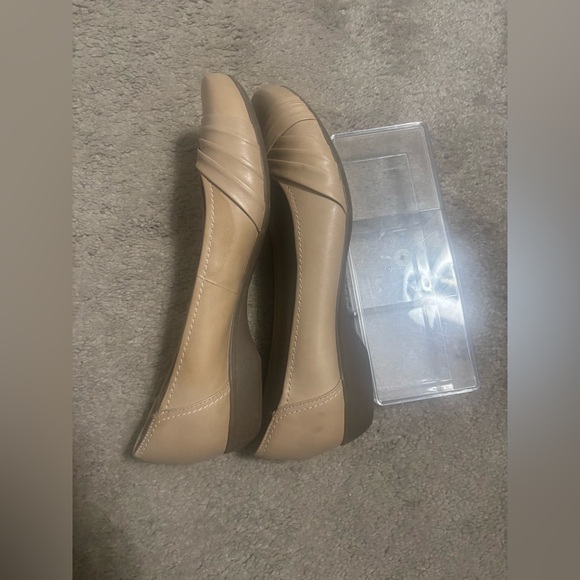 Clarks Women's Cream Loafers Size 9.5 - Picture 7 of 9